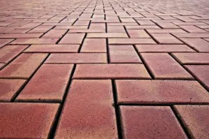 Jak wybrać środek do czyszczenia kostki? Praktyczny przewodnik